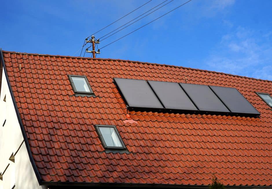 Solarthermie auf einem Ziegeldach - zum Heizen für das ganze Haus reichen vier Paneele natürlich nicht.