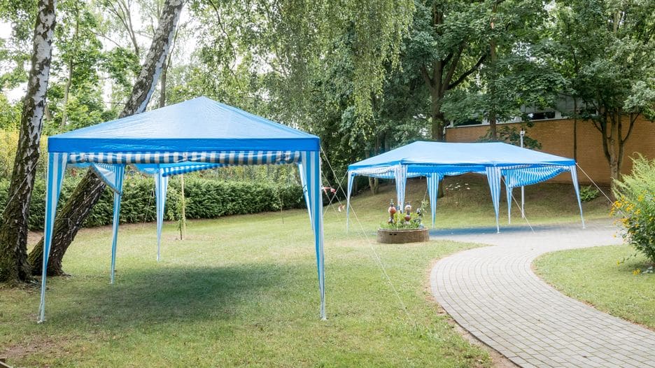 Pavillons sind besonders für eine Gartenparty unverzichtbar. 