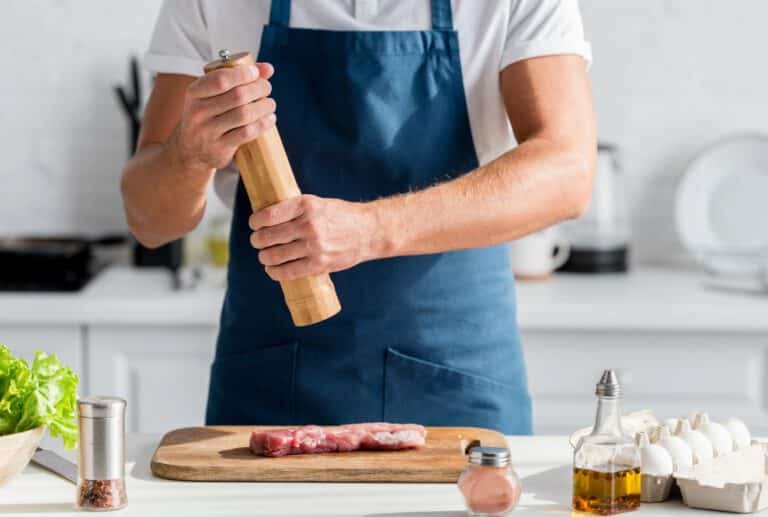 Holz ist nicht nur ein natürliches Material, es besitzt auch antibakterielle Eigenschaften, welche es zur idealen Option für Schneidebretter machen.