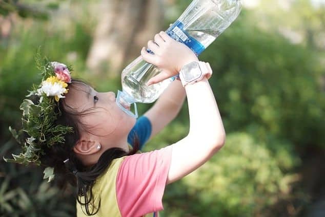 In Gebieten mit hoher Wasserbelastung durch industrielle oder landwirtschaftliche Verschmutzung ist besonders wichtig, für sauberes Trinkwasser zu sorgen.