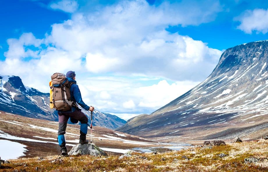 Wasserdichte und isolierte Stiefel halten Ihre Füße warm und trocken, während Schneeschuhe und Trekkingstöcke Ihnen bei Winterwanderungen den nötigen Halt geben.