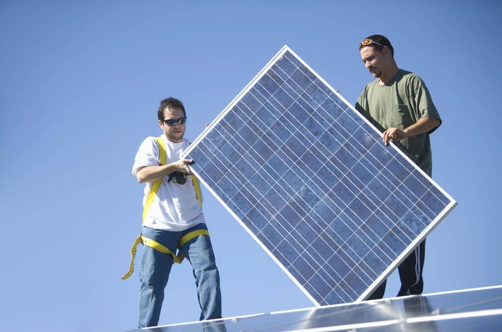 Wer seine PV-Anlage selbst montieren will, für den kommt in der Regel die Aufdach-Montage infrage.