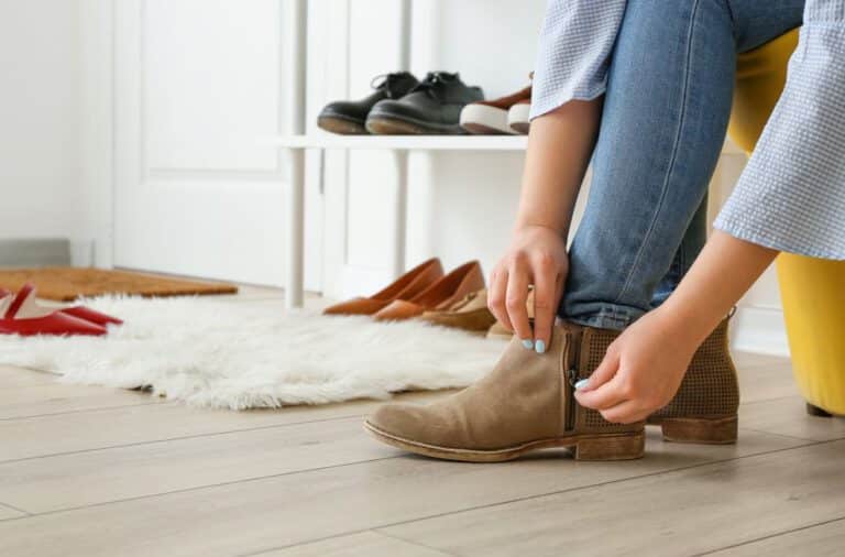 Die Schuhe sollen in vielen Wohnungen ausgezogen werden, sobald jemand den Flur der Wohnung betritt.