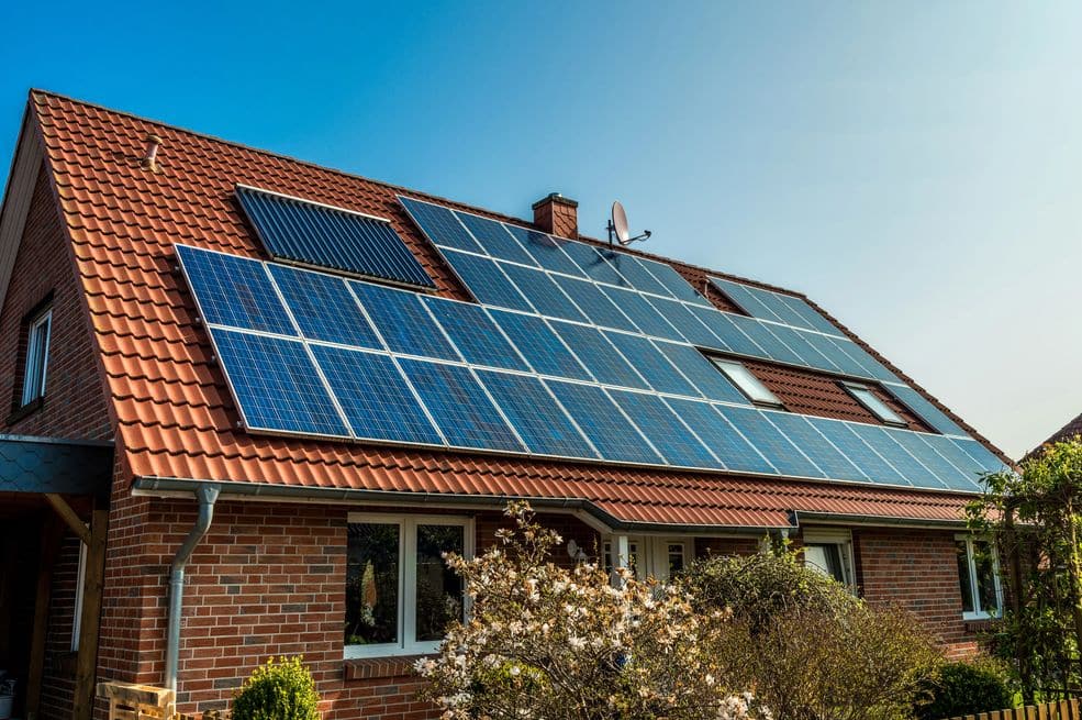 Wie hoch der Ertrag einer Solaranlage ausfällt, hängt nicht nur vom Standort des Hauses ab, sondern z.B. auch von der Ausrichtung der Module in Richtung Sonne. .